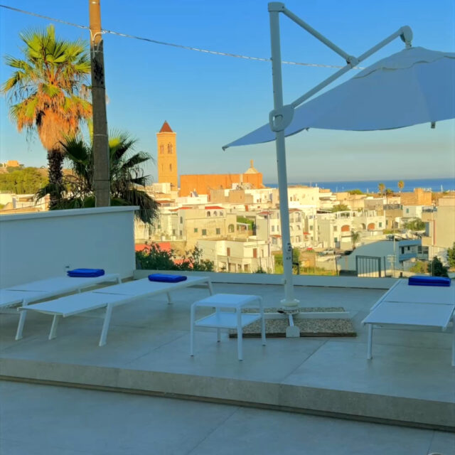 Ci sono momenti in cui il lusso non è avere di più. È non dover andare da nessuna parte. Una terrazza, la l…